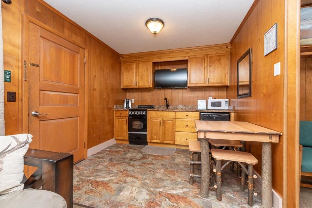Shore Meadows Lodge Llc Lake George Esterno foto